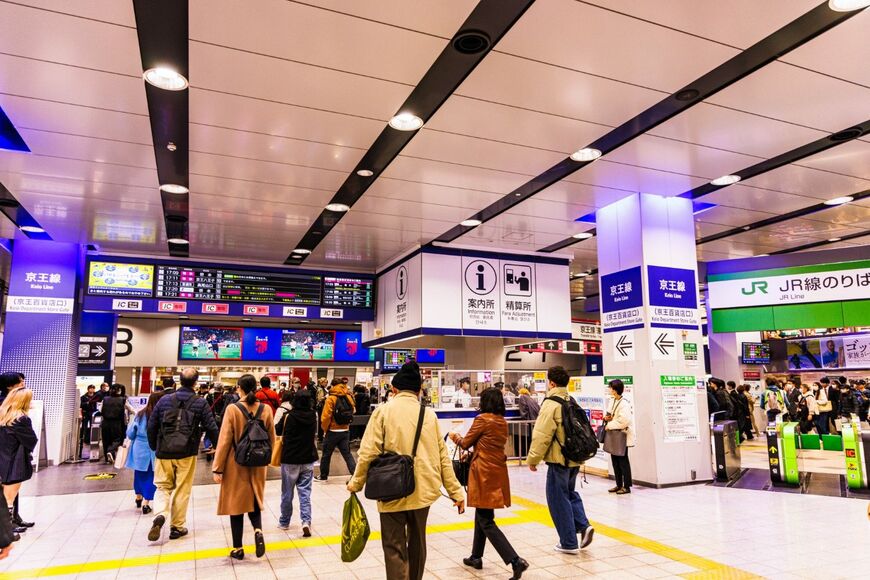 地下1階の百貨店口改札外のコンコース。その名の通り京王百貨店に直結している改札だ（撮影：鼠入昌史）