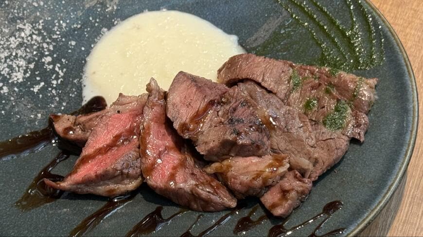 2種のソースと塩で3通りの味わいが楽しめ、食べ応えのあるブラックアンガスビーフを堪能できる（写真：筆者撮影）