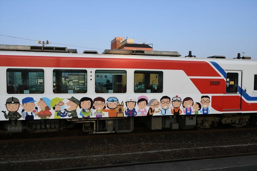車両には復興を支援した人々をイメージしたラッピングを施した（記者撮影）