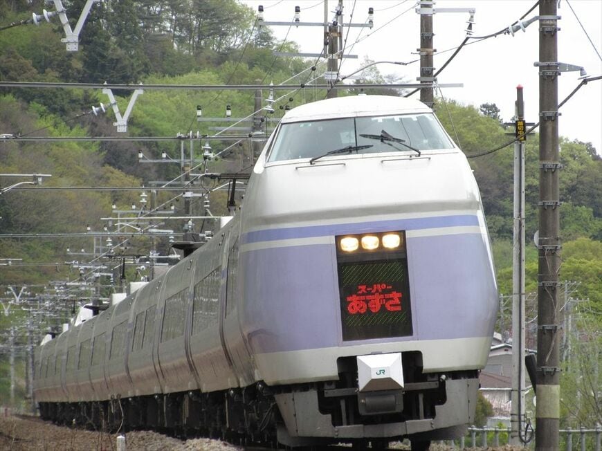 中央東線の小仏峠付近を走るE351系「スーパーあずさ」（撮影：南正時）