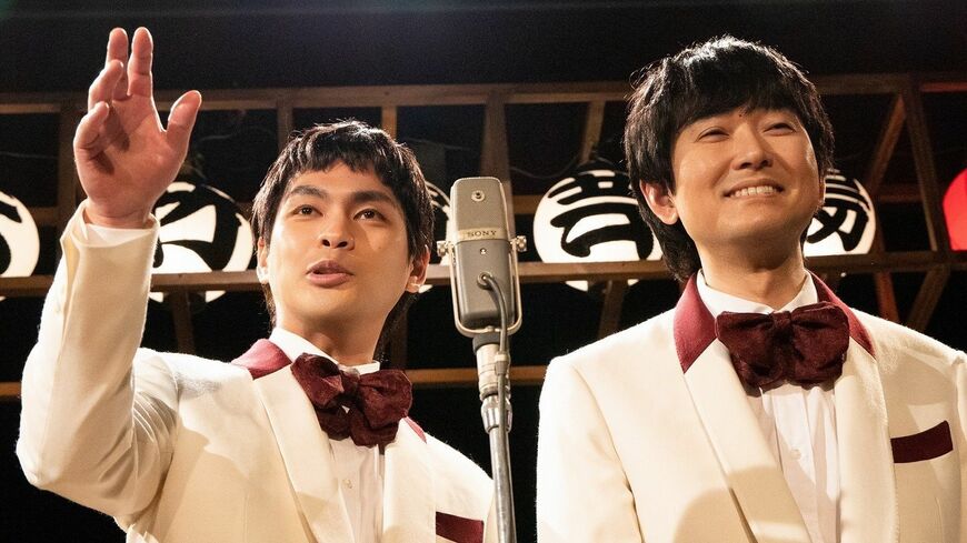 ビートたけし原作、劇団ひとり監督・脚本、大泉洋＆柳楽優弥W主演『浅草キッド』はNetflix初登場1位で国内人気は圧倒的だ。タケシ役の柳楽（写真左）とキヨシ役のナイツ土屋伸之が再現したツービート漫才は一見の価値あり。Netflix映画『浅草キッド』全世界独占配信中（写真：Netflix）