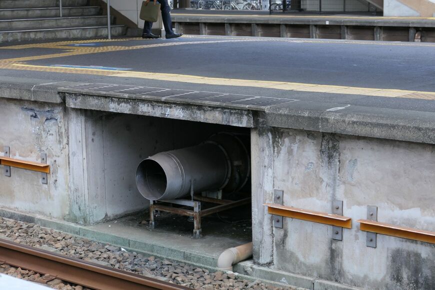 新松田駅の上りホームの下に残る「ブロワー」（記者撮影）