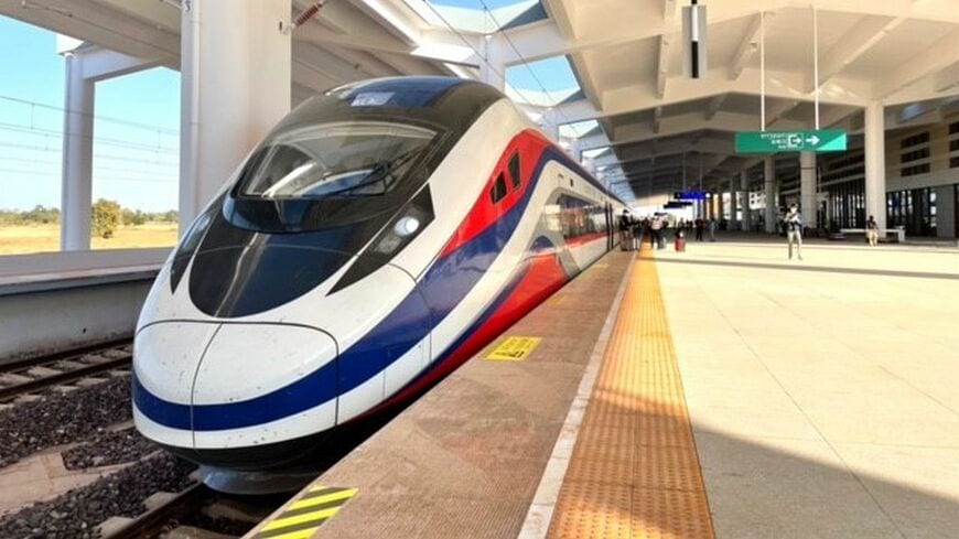 中国ラオス鉄道の電車「CR200J 瀾滄号」。中国が開発した車両だ（写真：古賀俊行）