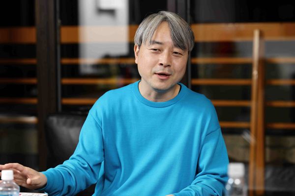 東畑幸多（とうはた こうた）／クリエイティブディレクター／CMプランナー。慶應義塾大学環境情報学部卒。1999年、電通入社。CMプランナーとして数多くのTVCMを制作。クリエイティブディレクターとして、企業ブランディング、統合キャンペーンなの全体設計を担当。「ロマンとソロバン」をモットーに、ブランドの本質的価値を捉え、ファンとブランドとの幸福な関係をデザインする。2009年、クリエイター・オブ・ザ・イヤーを受賞。エグゼクティブ・クリエイティブディレクター職を経て、2021年電通を退社。2022年クリエーティブ・ディレクター・コレクティブ（つづく）を設立（撮影：尾形文繁）