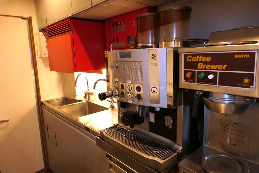 コーヒーサーバーやシンクなどがあるカウンター内（記者撮影）