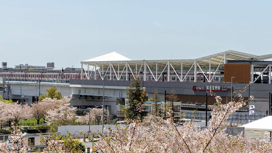 広がる空の下に大らかな姿を構える箕面萱野駅。頭端式1面2線でホーム端の改札からはショッピングモールに直結。地上では交通広場の一部で整備が続く（写真：松本洋一）