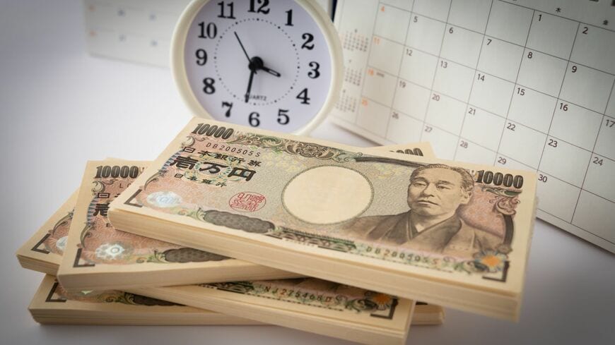 平均年収を年間総労働時間で割って「計算時給」を算出（写真：CORA／PIXTA）