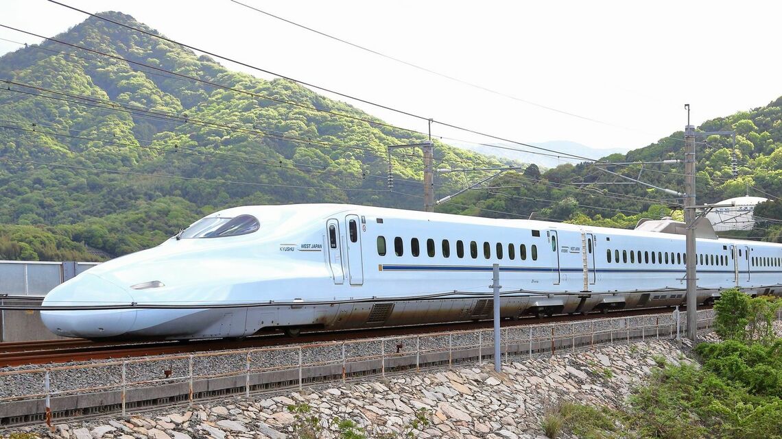 九州新幹線のN700系。西九州ルートの長崎―武雄温泉間には新デザインのN700Sが投入される（写真：Iの肖像／PIXTA）