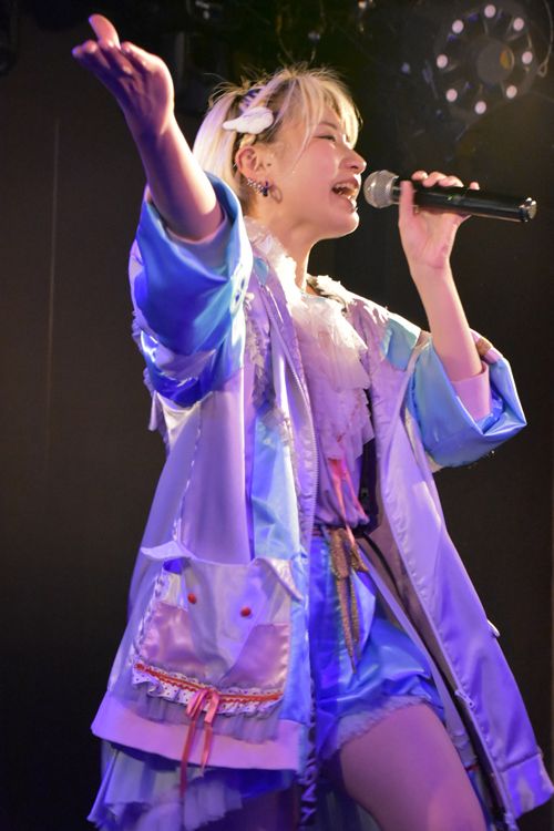 とにかく明るく楽しいステージがヤギヌマメイのライブの特徴（撮影：松原大輔）