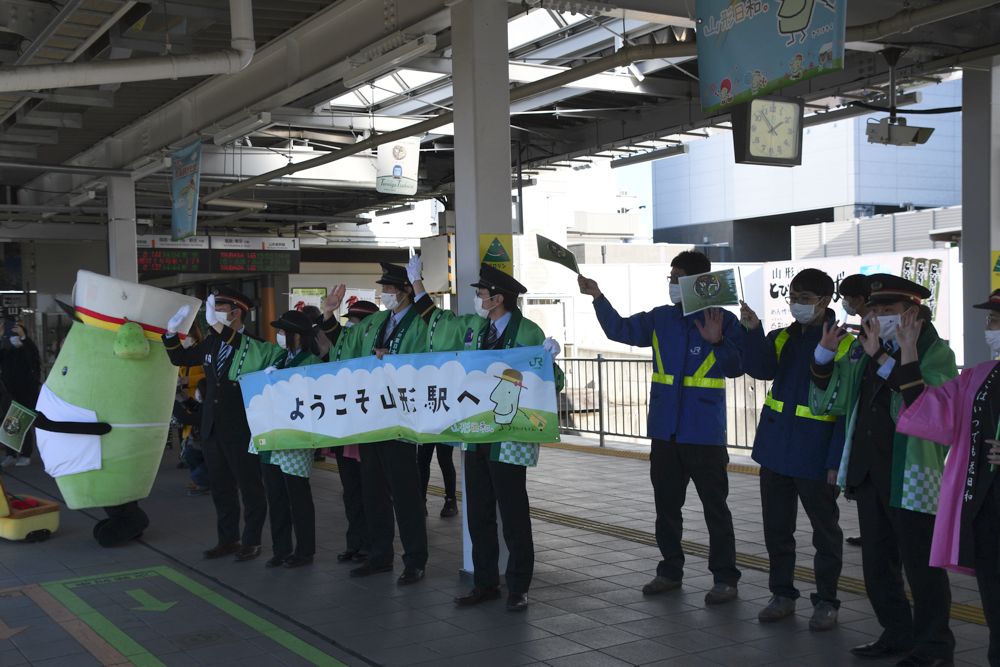 山形駅ホームでは関係者らが「やまがたワーケーション新幹線」の到着を出迎えた（記者撮影）