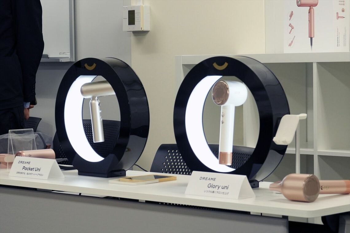11万回転の高速モーターを搭載したドライヤーもラインナップ。358gの軽さで55℃を維持した温風で髪が乾かせるGlory Uniは2万2800円。よりコンパクトで携帯性が高いPocket Uniは2万9800円で販売中だ（筆者撮影）