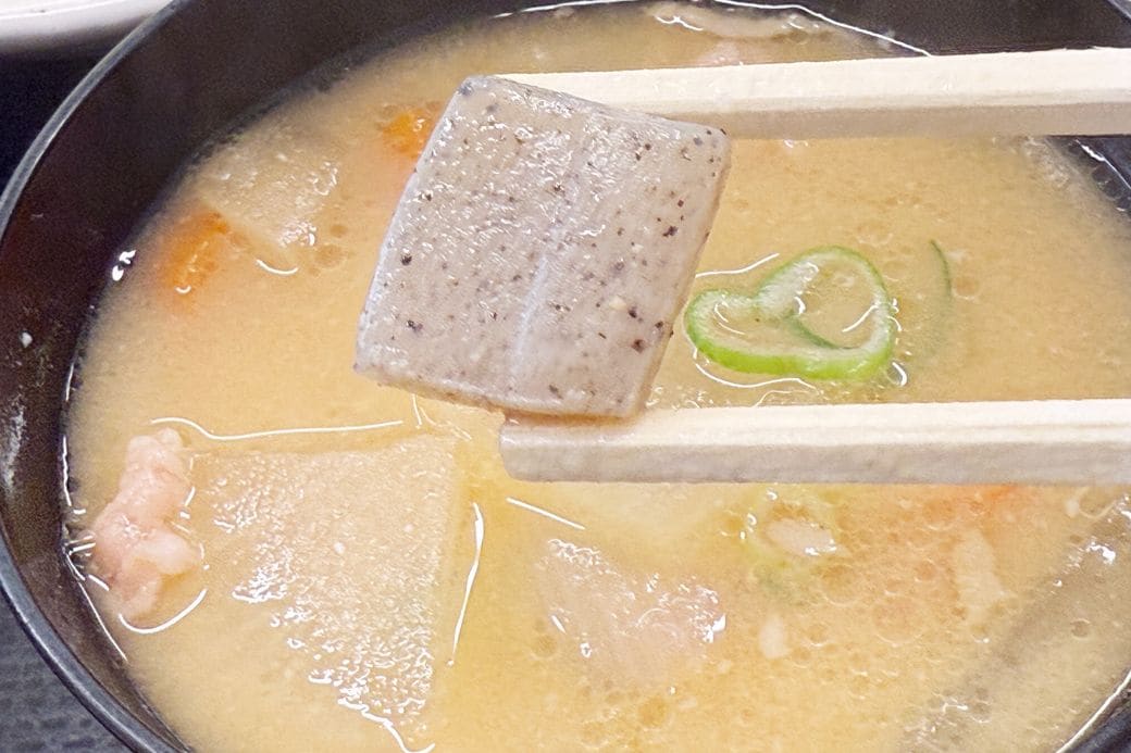 大きくカットされたこんにゃくは、プリプリとした歯応えが楽しい（筆者撮影）