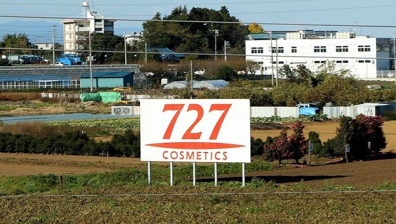 新幹線の車窓から見える｢あの看板｣の秘密 白地に赤い数字､寝具メーカー