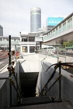 「ST線第1出入口」から地上へ。歩道橋に接続する予定