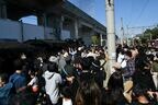 久留米駅ホームに押し寄せた大勢のファン