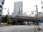 橋梁と浅草駅の間は急カーブになっている