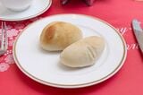 ベーカリーレストランサンマルクの焼きたてパンは食べ放題。塩バターパンとガーリックロール（筆者撮影）