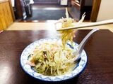 豚骨スープのまろやかさに、シャキシャキしたもやしの食感がいいアクセントになっている（筆者撮影）