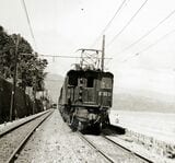 東海道本線由比付近を走るEF53形。戦前の代表的旅客用大型電気機関車だった＝1954年（写真：大塚康生）