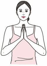 「祈りの呼吸法」は、まず、お祈りするように胸の前で両手を軽く合わせ、大きく息を吸い込む（イラスト『「100年心臓」のつくり方』より）