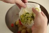 玉ねぎときゅうりを投入