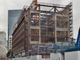 日本橋のランドマークのひとつ、1930年築の日本橋野村ビルディング。外観は残しつつ内部はリニューアル中（筆者撮影）