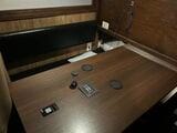 『THE SINGLE』の相席するテーブルの様子（筆者撮影）