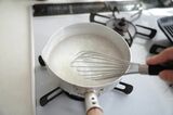 泡立て器で米を混ぜる