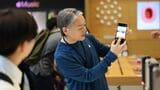 iPhone 16を持つ人物