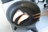 片面焼きしたブリ