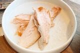 食べなれたスモークサーモンとは完全に別物!? しっとり食感の温燻製サーモン（筆者撮影）