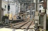 坂の下に離れて京都方面のホーム（記者撮影）