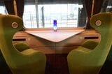 窓側を向いて配置された「あをによし」のシート（記者撮影）