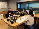 『ALFALINK presents RADIO LINK』（FMヨコハマ、昨年末で番組は終了）に出演する坂田さん。向かいに座るのはDJの小林千鶴さん。坂田さんは、出演のほかゲスト選定や企画などのアドバイザーも務めた（写真：FMヨコハマ）