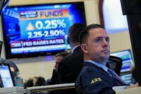 米国株は上昇後急落､NYダウは351ドルの下落 FRBの利上げ見通しや議長会見を嫌気