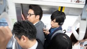 乗り降りの邪魔｢ドア地蔵｣､電車迷惑度の上位に