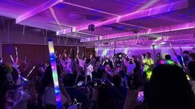 高齢者施設がディスコに変身! 昭和歌謡からK-POPまで《40分ノンストップ》RIP SLYMEのSUが回し､90代がペンライト振る熱狂