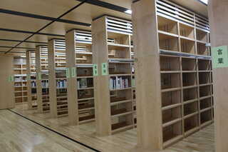 図書室の本は、これから図書委員会が中心となり、生徒たちがそろえていく