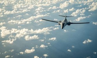 米空軍､朝鮮半島上空で爆撃機飛ばし牽制