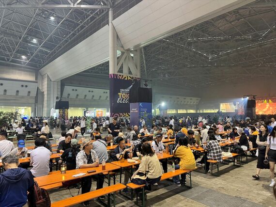 屋外サーキットではゆっくり休める場所が少なく、こうした空間があるのはうれしい(筆者撮影)