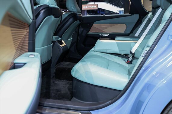 2950mmのホイールベースにより後席空間は「LS」に匹敵する余裕がある(写真:Lexus International)