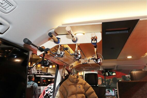 天井には、釣り竿を固定できるロッドホルダーも設置されていた