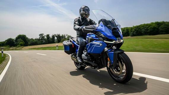 BMWの新型R1300RT。圧倒的なパワーとウインドプロテクション、電子制御がもたらす安全・快適性により、高速クルーズはまさに敵ナシ。別格の走りだ