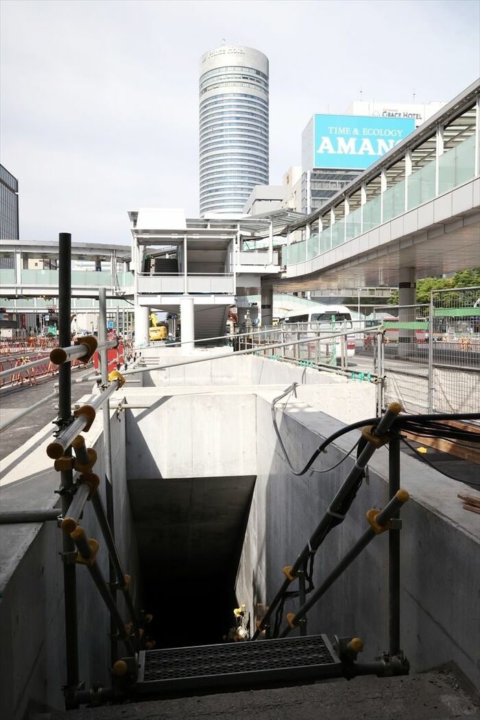 「ST線第1出入口」から地上へ。歩道橋に接続する予定