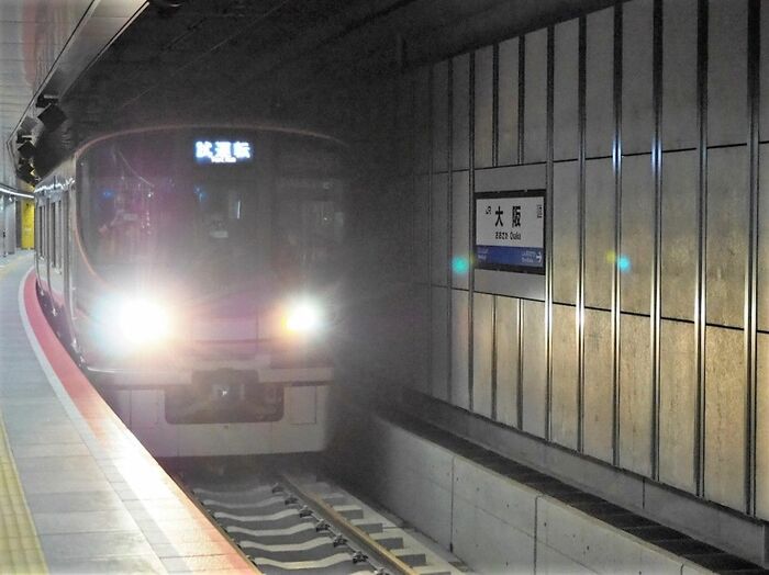 2月13日5時28分ごろ、新ホームを通過する