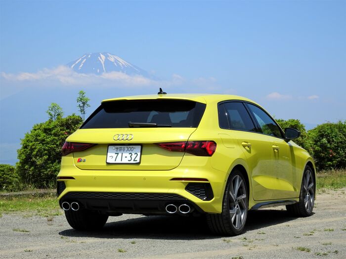 S3のリヤビュー。こちらの後席乗降性も良好
