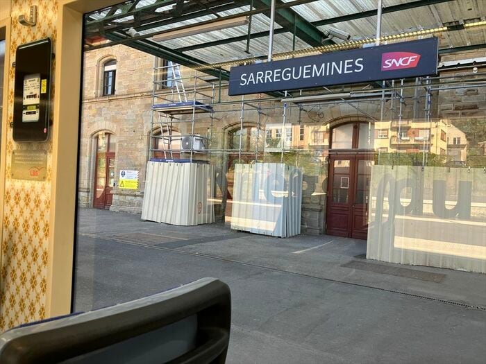 フランス・サルグミーヌ駅に到着したトラム