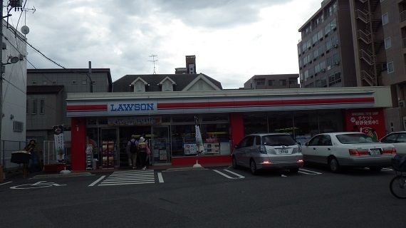 ここではローソンだって赤い