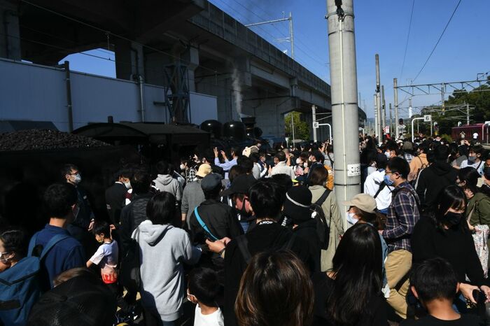 久留米駅ホームに押し寄せた大勢のファン