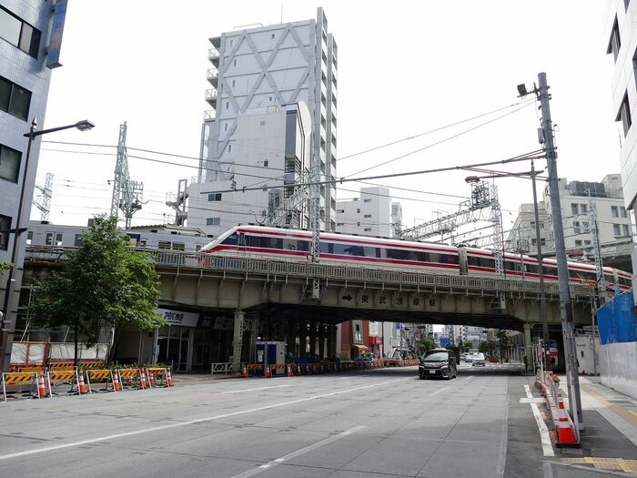 橋梁と浅草駅の間は急カーブになっている
